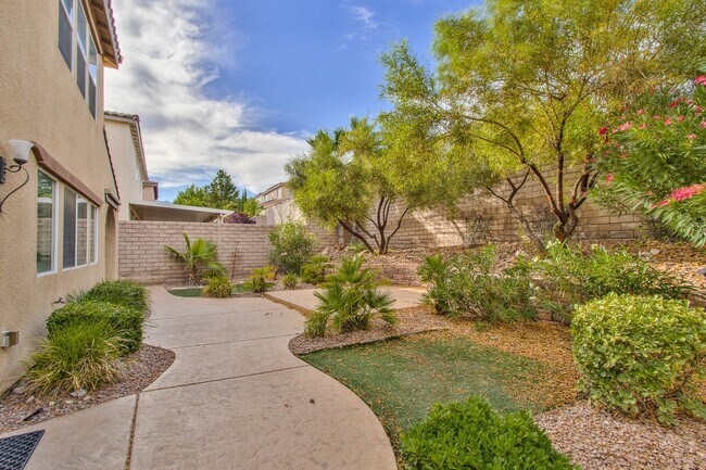 Building Photo - Summerlin Home with downstairs Bed/Bath & Large Patio with Courtyard!