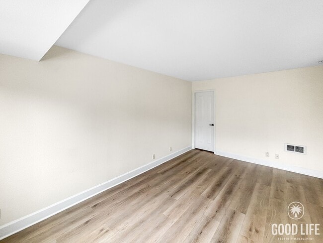 Building Photo - Beautiful 2BD/2BA Condo in La Jolla W/ Pri...