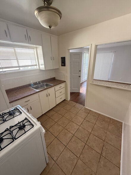 Building Photo - 421 E Cedar Ave