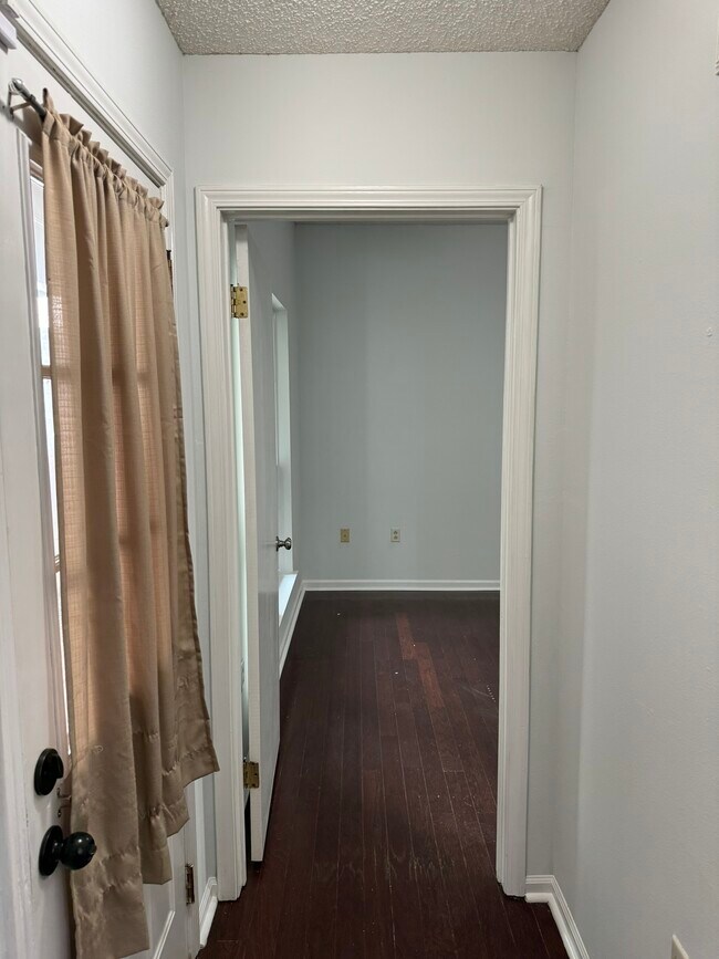 Building Photo - 350 Meadow Crossing Dr