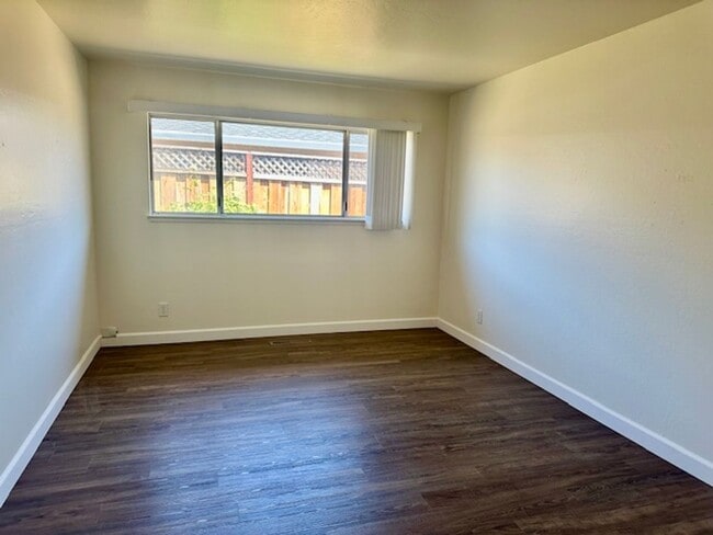Building Photo - Beautiful Move-In Ready Two Bedroom Two Ba...