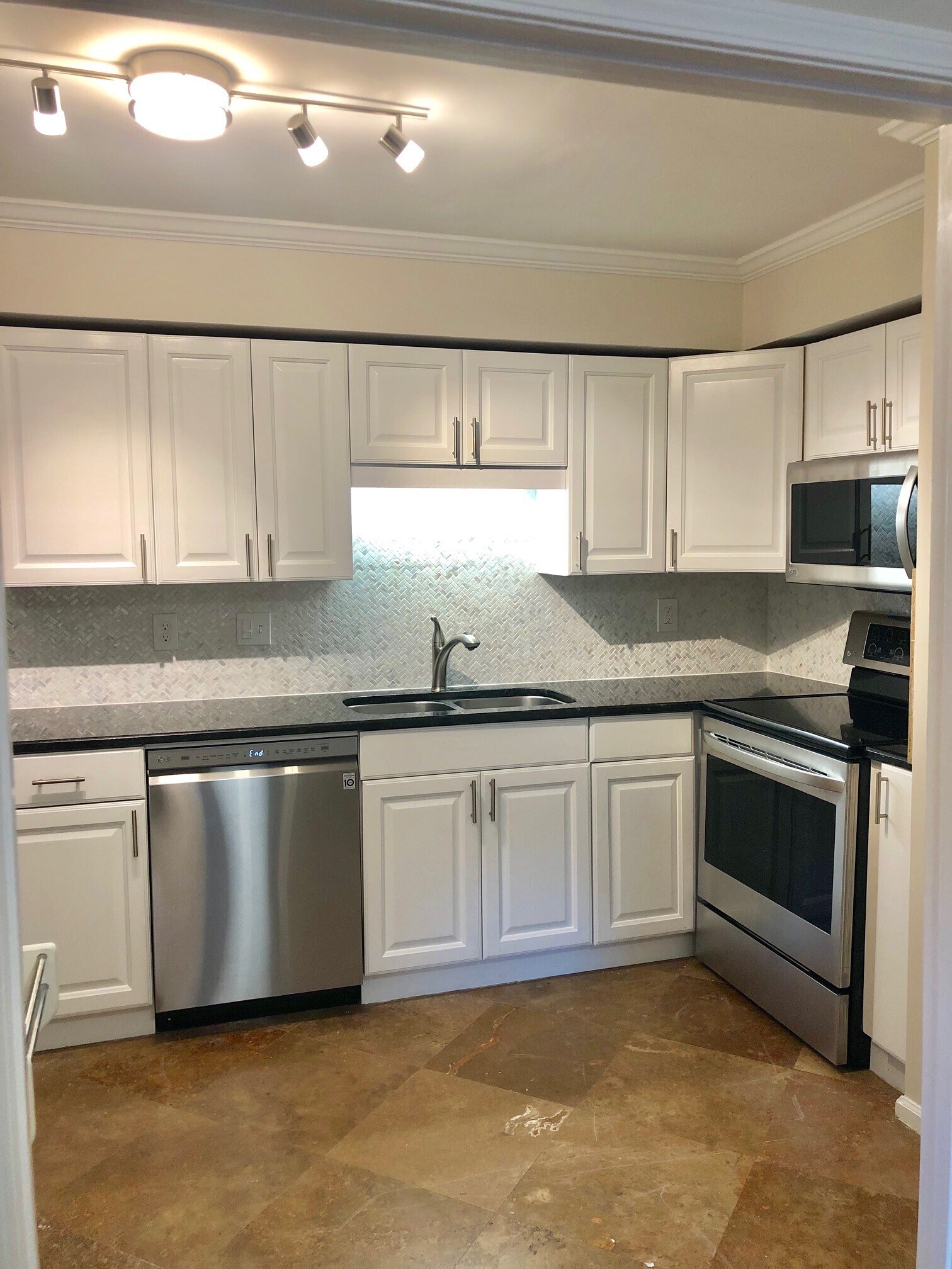 Kitchen all new appliances and cabinets and granite - 25116 Plantation Dr NE