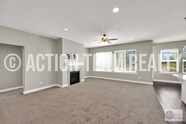 Building Photo - Row End Townhome in Orem!