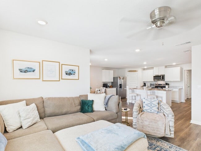 Building Photo - 8775 Clearbrook Dr