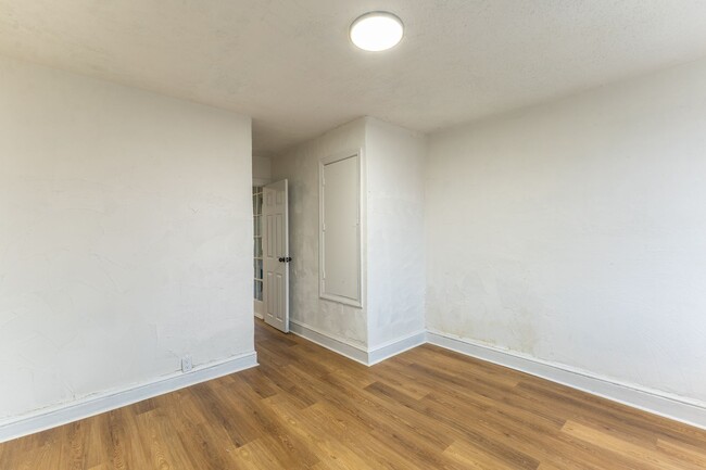 Building Photo - Fully Renovated 3-Bedroom Apartment – Seco...