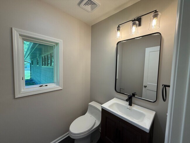 Building Photo - Westwood KS Renovated 3 Bed/2.5 Bath MainLevel Home with Attached Garage and Utilities w/Fee, Own...