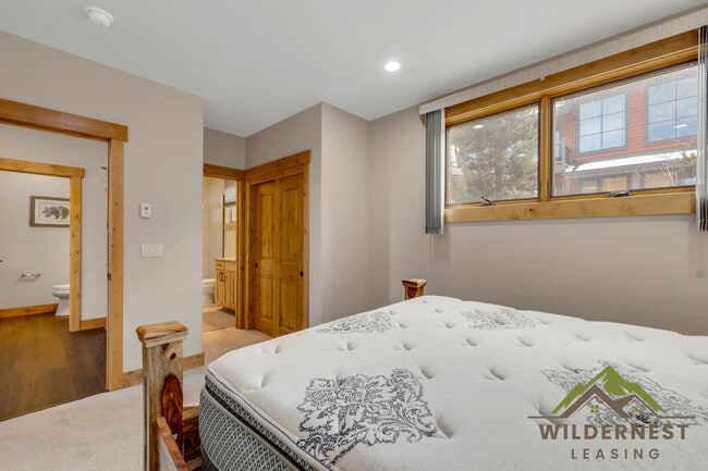 Building Photo - Beautiful Furnished Townhome with infared sauna, finished garage and community amenties