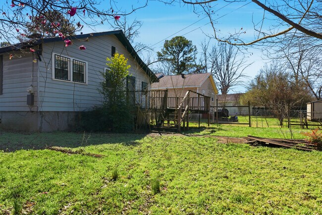 Building Photo - 3332 Walnut Ave SW