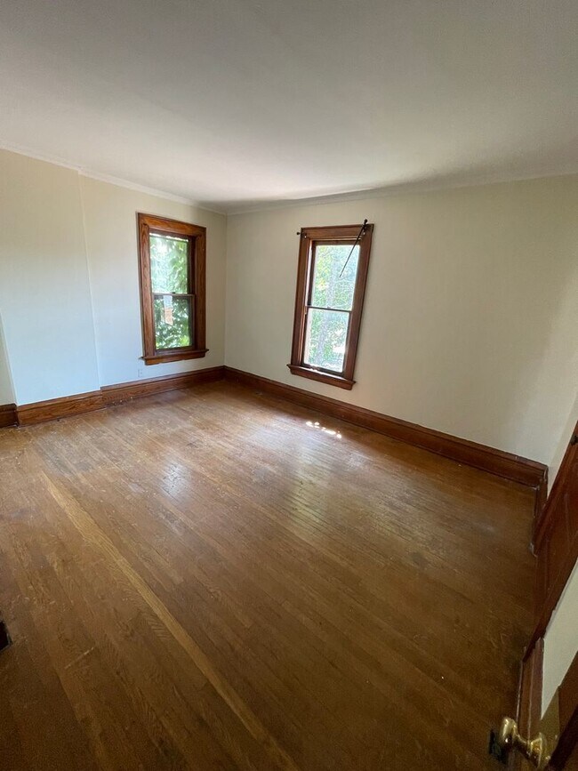 Building Photo - Large Brick 7 bedroom home.