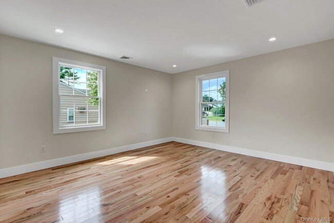 Building Photo - 25 Sunnybrook Dr E
