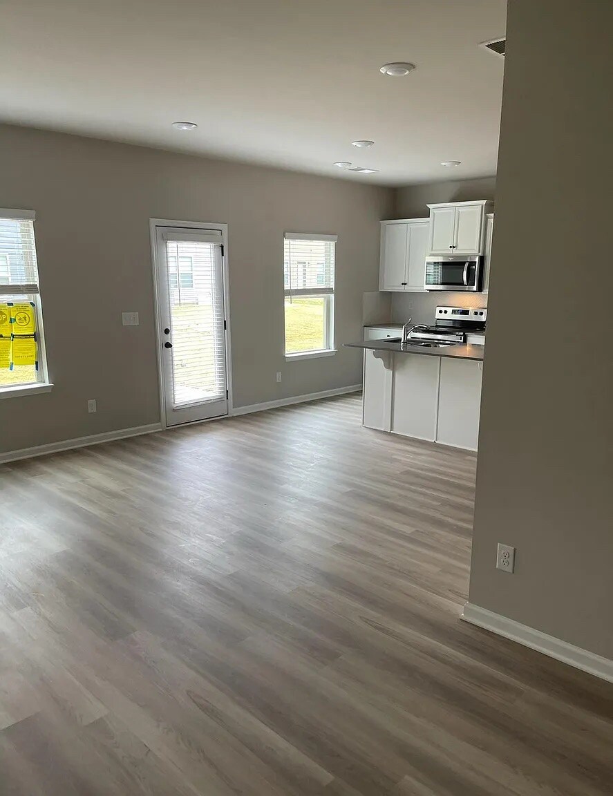 Building Photo - Room in House on Stovall Pl
