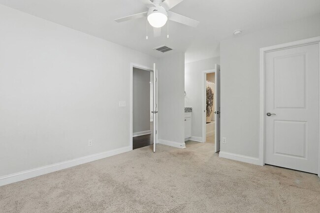 Building Photo - Spacious 5 Bedroom Home in Richmond Hill’s Waterways Community