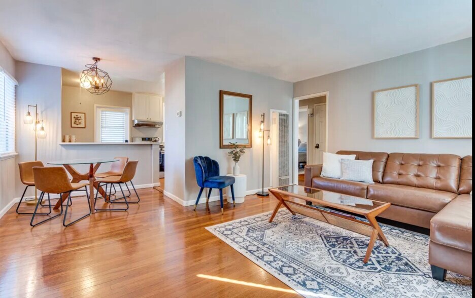 Building Photo - 504 N Rosemary Ln