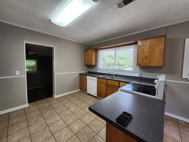 Building Photo - 2081 Mae Dell Rd