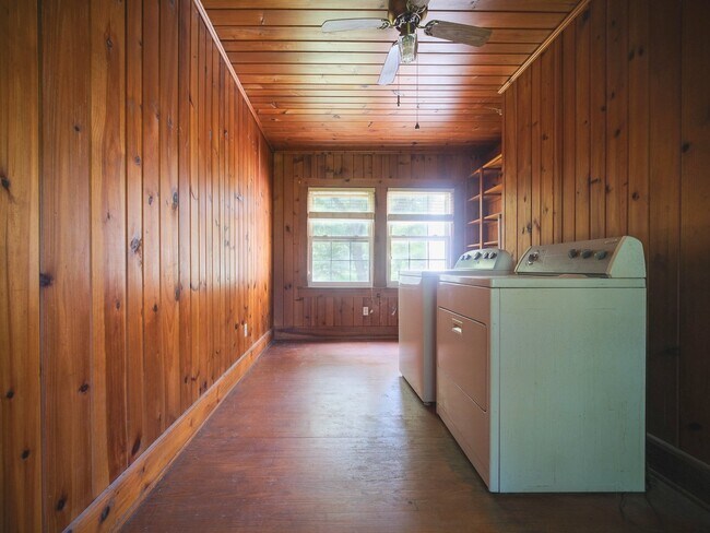 Building Photo - "Charming 3-Bedroom Home with Hardwood Floors & 2 Full Baths in Bessemer City – 1758 Sq Ft of Com...