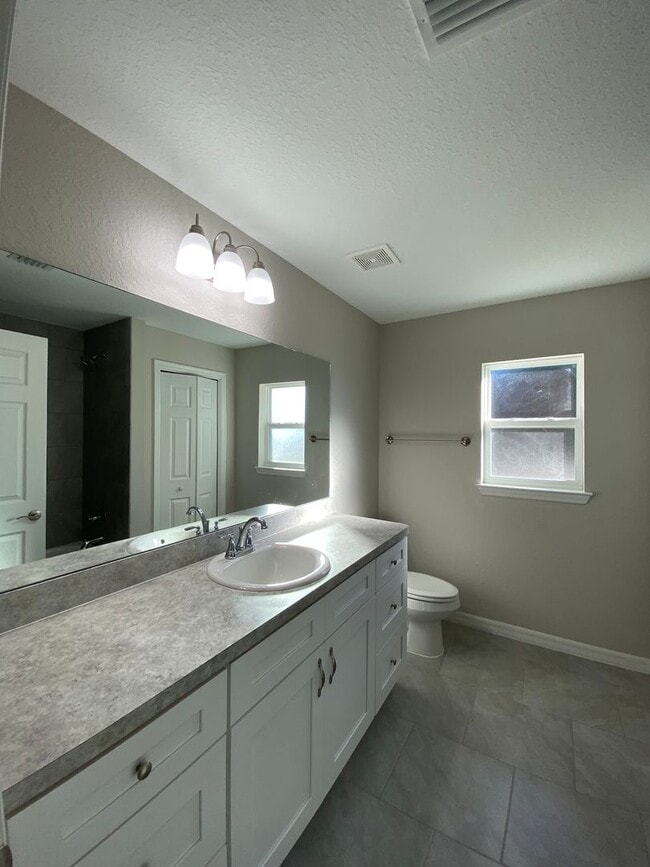 Building Photo - Custom Home - Desirable SW Ocala Neighborhood 3/2/2 **Won't Last**