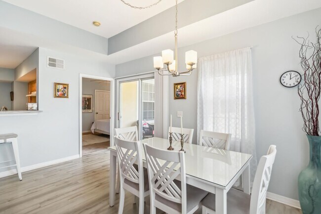 Building Photo - Beautiful furnished & turnkey ready  2/2 unit available now for an annual lease