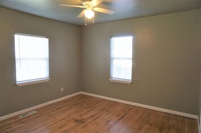 Building Photo - 2 Bed 1 Bath 1 Car Garage in the Village R...