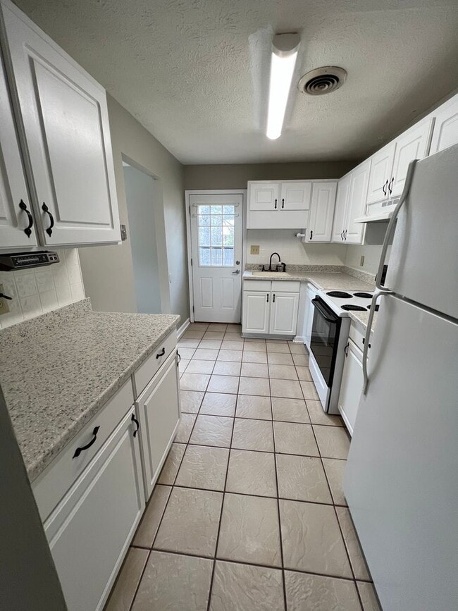 Building Photo - 1755-1757 Cedar Shoals Dr