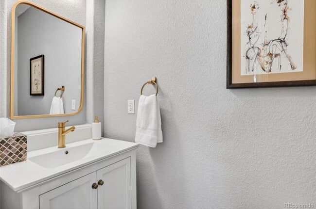 Building Photo - Renovated 2-bed 2.5 bath bright and open townhome located in the heart of Lone Tree!