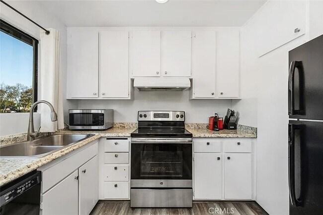 Building Photo - Move-In Ready 2BR | Fresh Paint | Unfurnished & Ready for Your Style