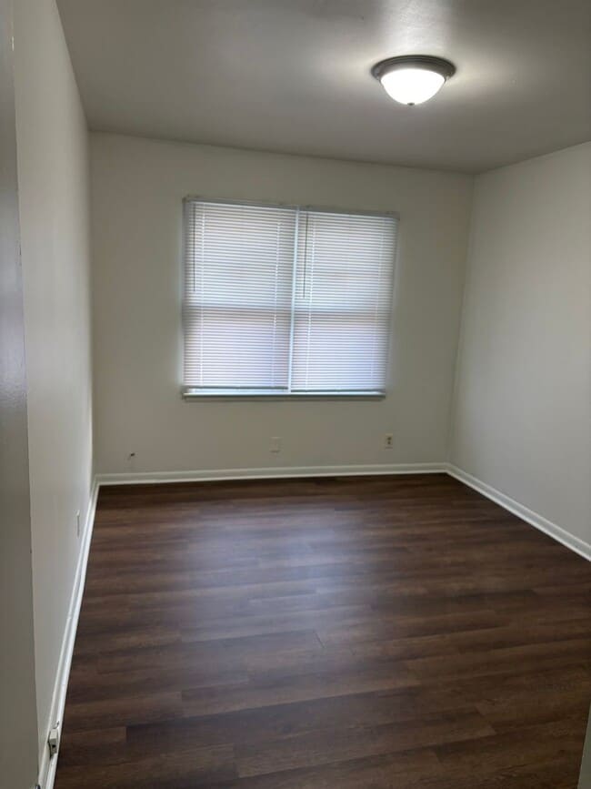 Building Photo - 2BR/1BA Updated Home – Vouchers Welcome!