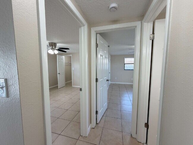 Building Photo - Spacious 2/2 with home with fenced yard in great Port Richey location.