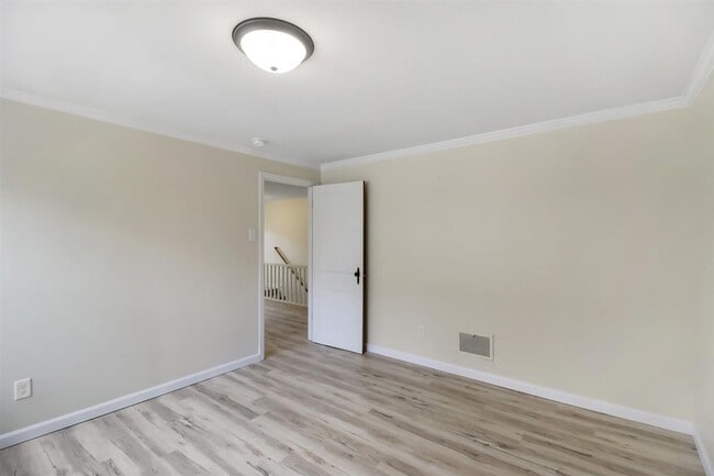 Building Photo - 5 bed, 3 bath updated home on Campus -  AVAILABLE AUGUST 2026