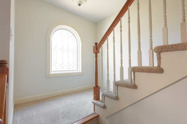 Building Photo - Charming 3-Bedroom/ 2.5 Bath Home in Royal...