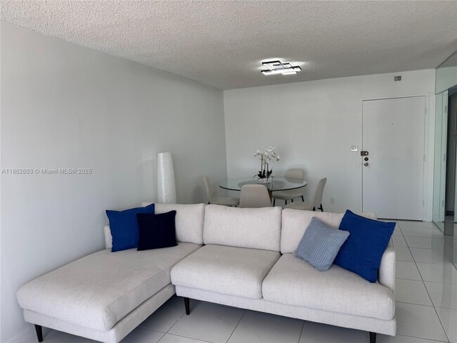 Building Photo - 3113 S Ocean Dr