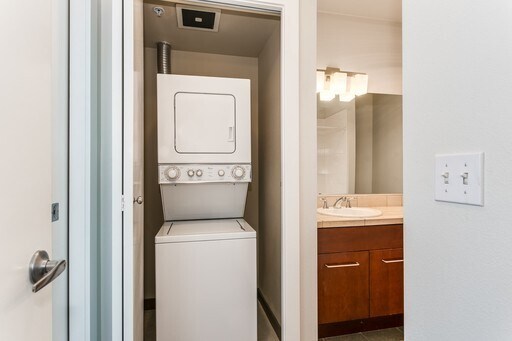Building Photo - East Queen Anne Seattle 2 Bedroom Apartment for Rent | Lake Union Views, Rooftop Deck, In-Unit La...
