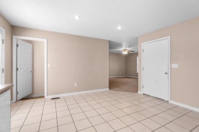 Building Photo - Comanche 124/130