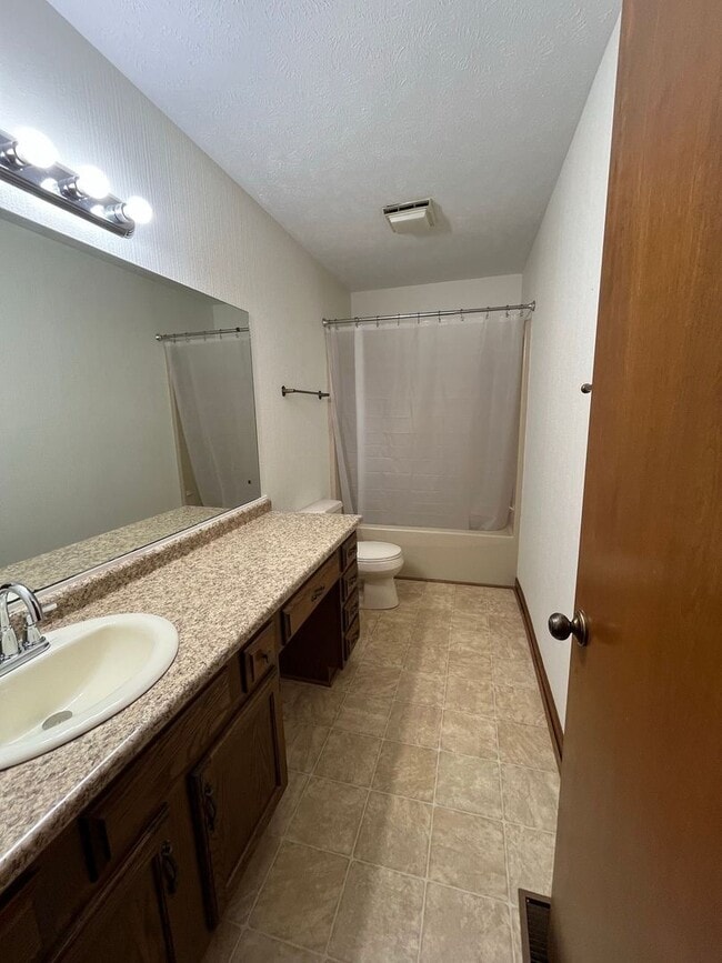 Building Photo - 3 Bedroom Condo