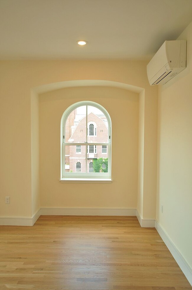 Building Photo - 872 Beacon St