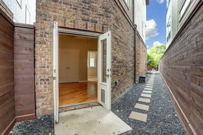 Building Photo - 2613 Waugh Dr