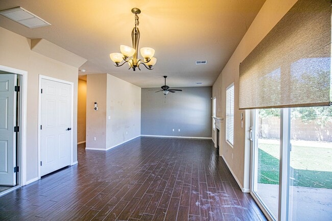 Building Photo - 4 Bedroom 3 bath Beautiful Home