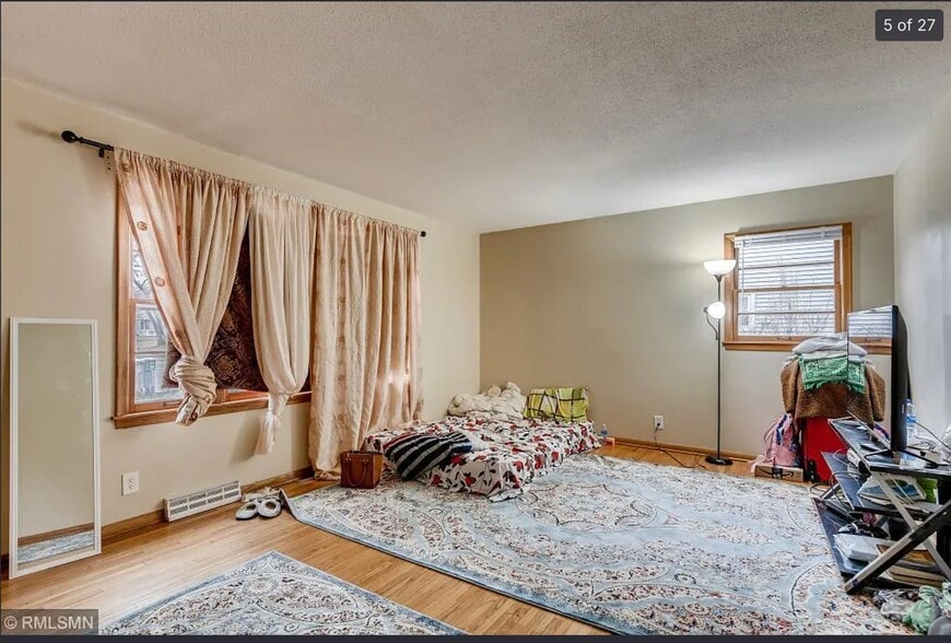 Building Photo - 403 W 74th St