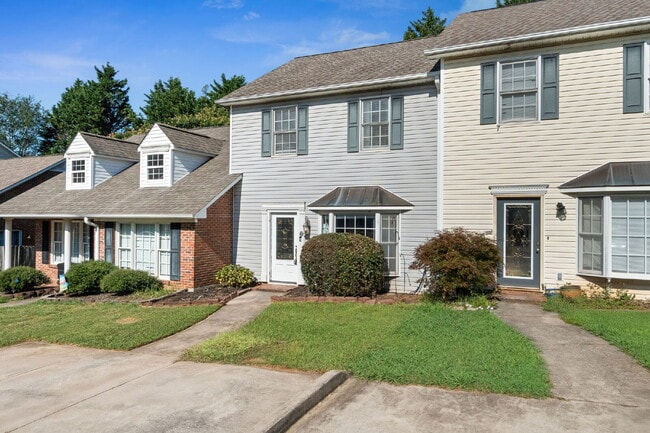 Building Photo - Beautifully Renovated Townhome (2BR/2.5BA)...