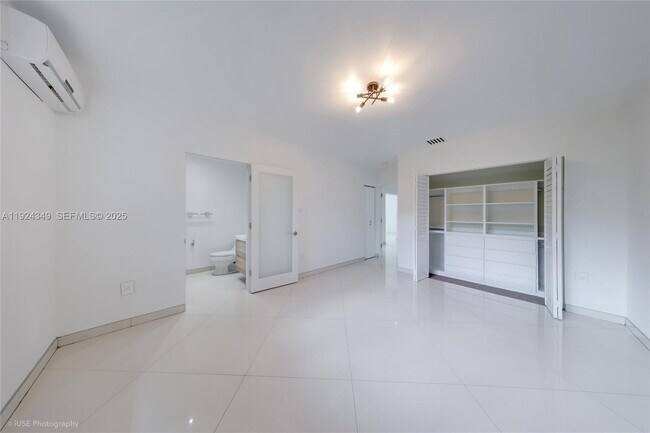 Building Photo - 850 N Venetian Dr