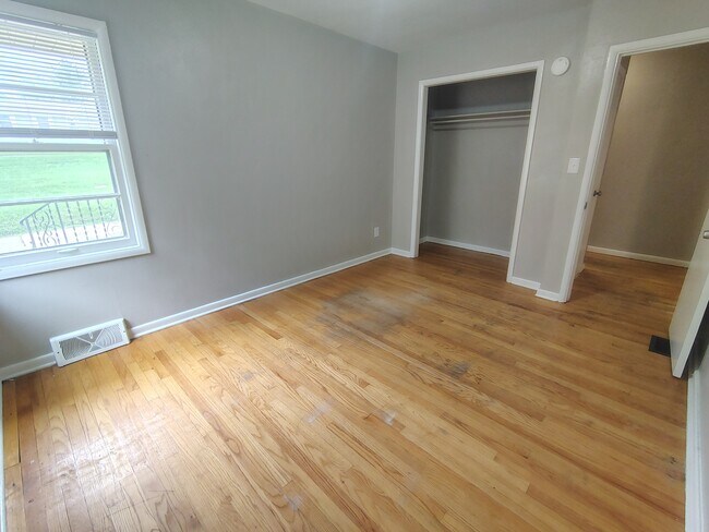 Building Photo - 615 28th St
