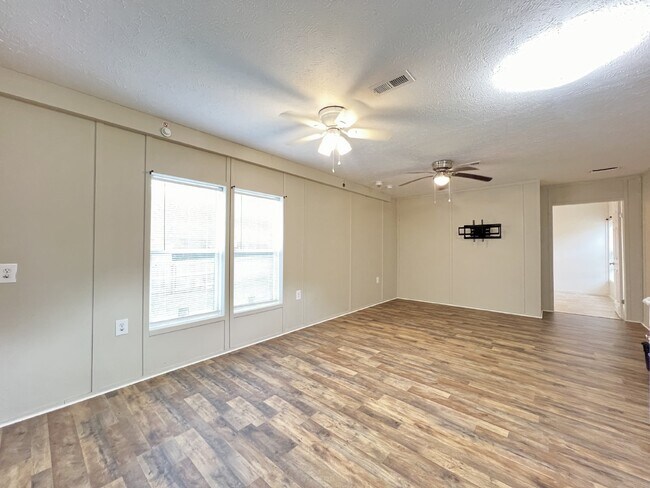 Building Photo - **COMING FIRST WEEK OF SEPTEMBER SPACIOUS 2 bd. 2 bath MOBILE HOME**