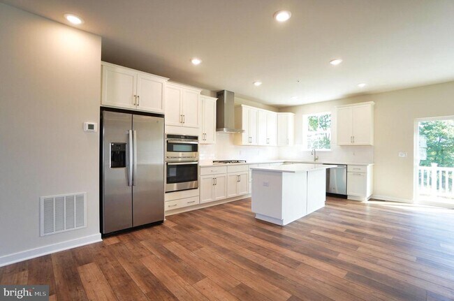 Building Photo - 4823 Lincoln Aly