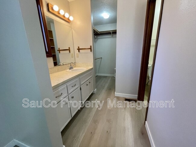 Building Photo - 324 SE 30th Ave