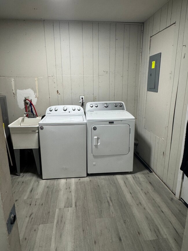 Building Photo - 5901 Roosevelt St