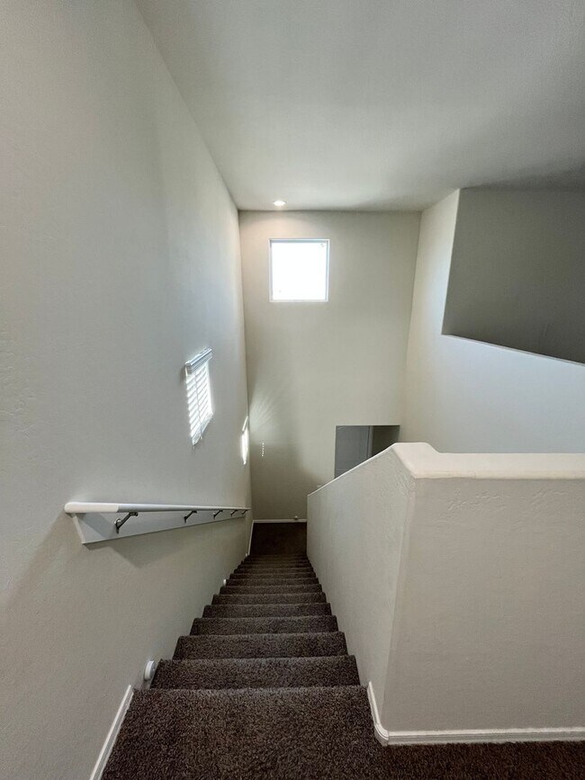 Building Photo - 4 Bedroom 2.5 Bathroom 2 Story Single Family Home