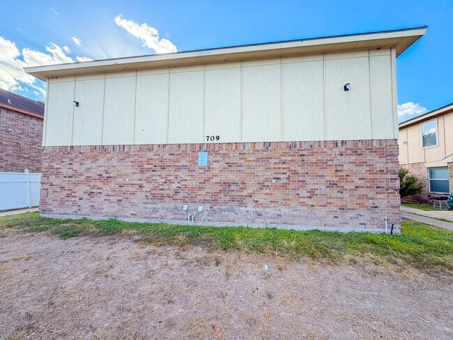 Building Photo - 709 Sonesta Dr