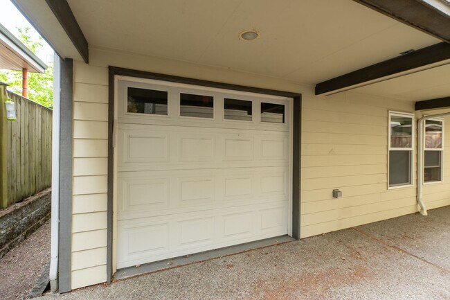 Building Photo - Greenwood Area Townhome!