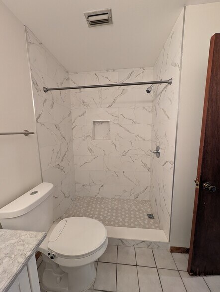 Building Photo - 517 Bearded Oaks Cir