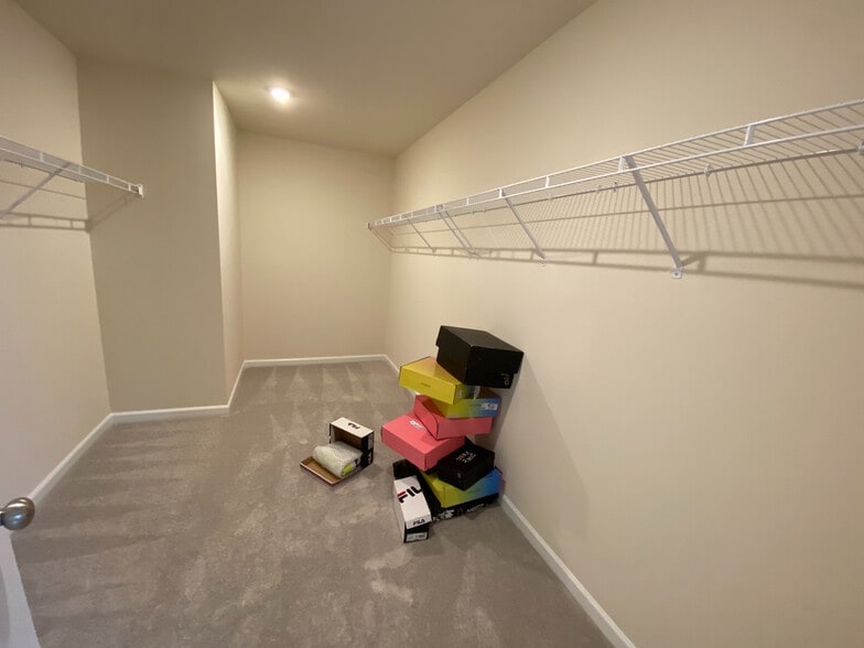 Building Photo - Room in House on Sugarplum Road