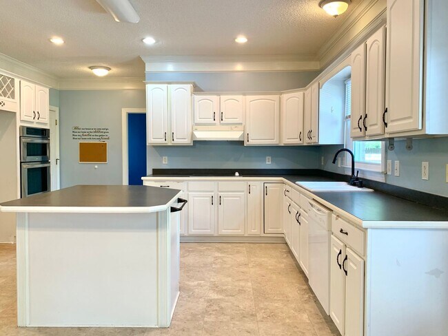 Building Photo - 141 Lyme Dr